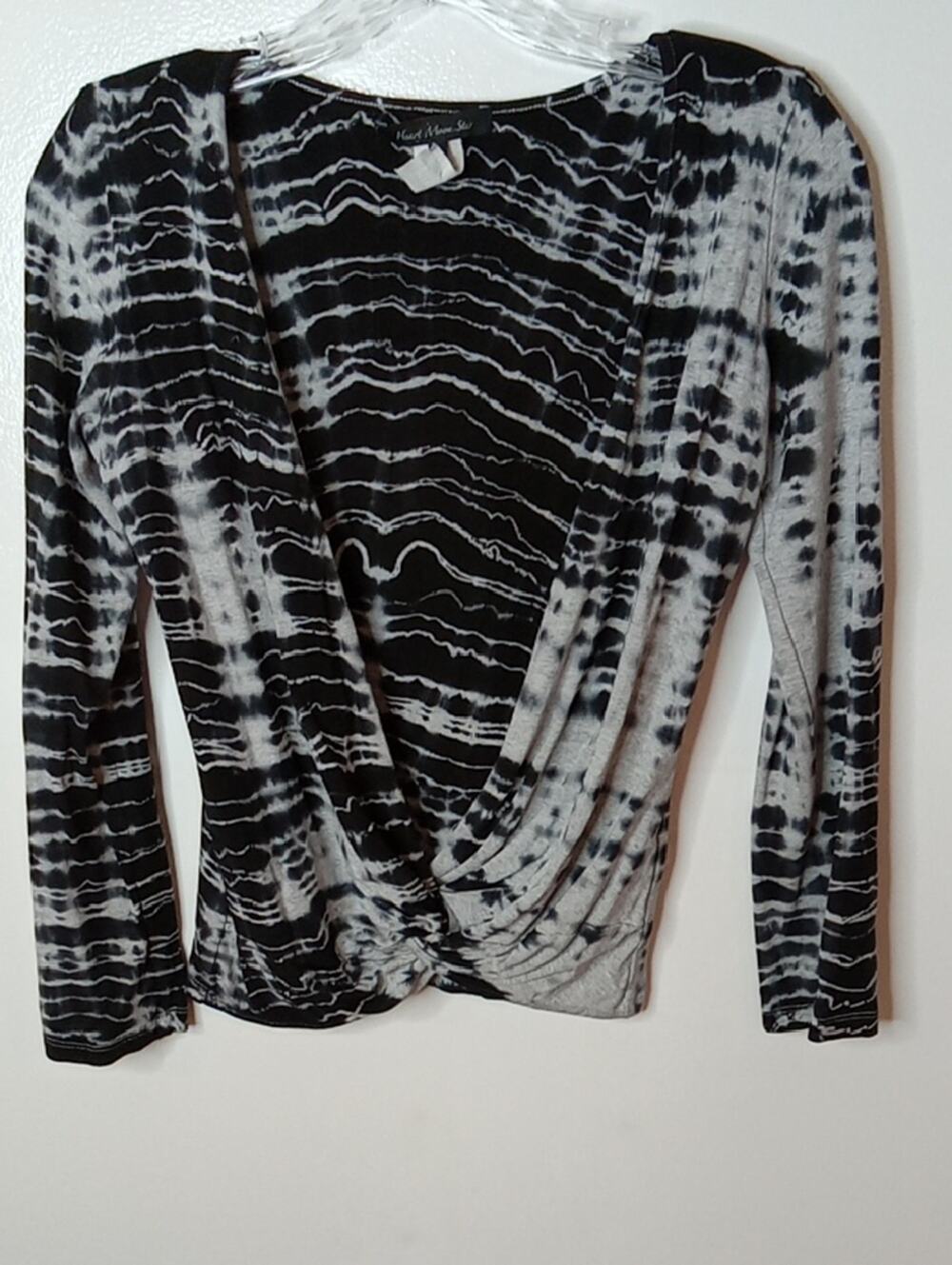 Heart Moon Star Women's Med Black & White Tie-Dye Wrap Long Sleeve Cropped Top